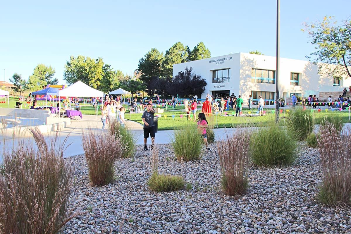 家庭 enjoy games on the lawn at Learning Commons Plaza.